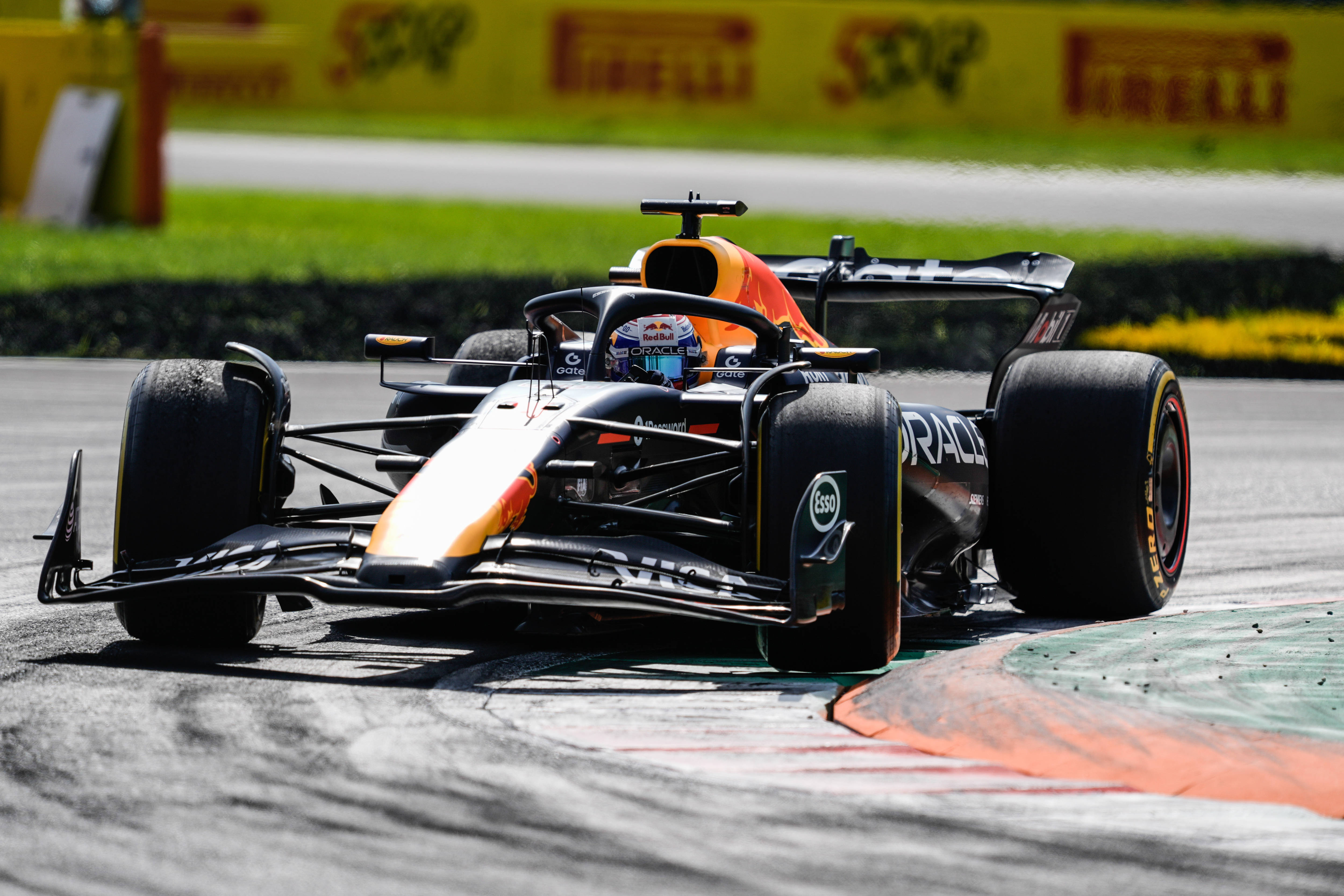 雷速APP-法拉利鏖战阿斯顿马丁，维斯塔潘带队取胜