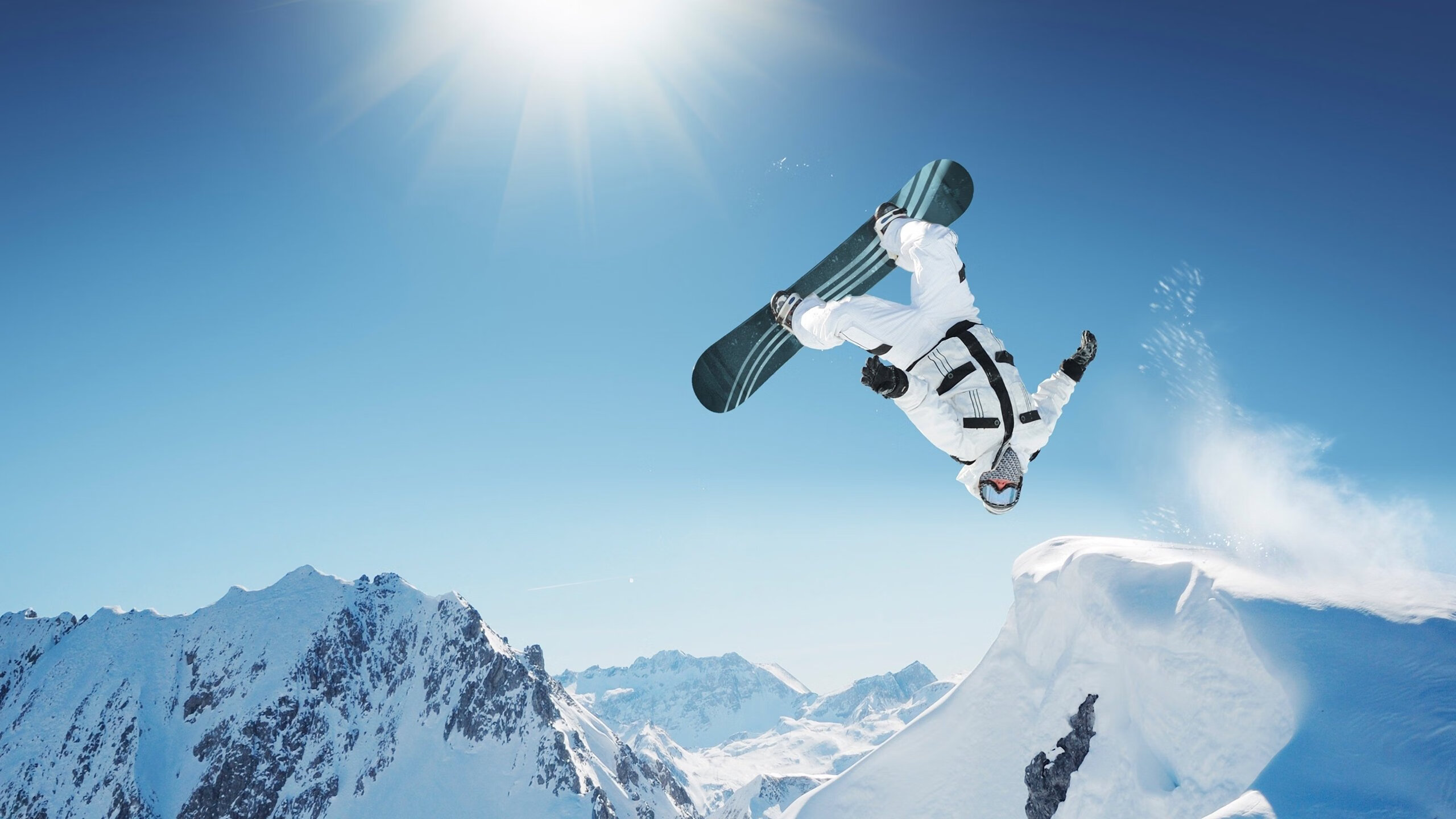 雷速足球直播-赛道上的绝对主宰，维斯塔潘点燃赛场，红牛车队完胜迈凯伦